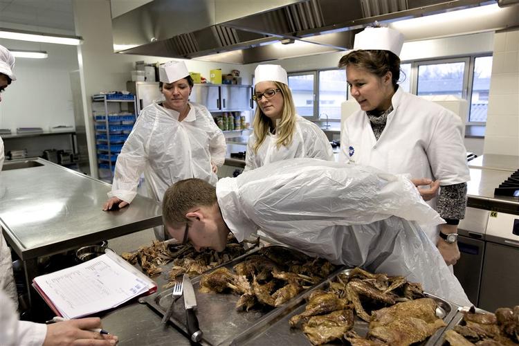Der bliver snuset ordentligt igennem, for at dommerne kan bedømme lugten af anden rigtigt. 