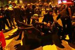 Trætte, men tilfredse, unge slapper af foran Nørrebrohallen, efter dagens ungdomshusdemonstration. Sofaer, vandpiber og øl satte stemningen. 