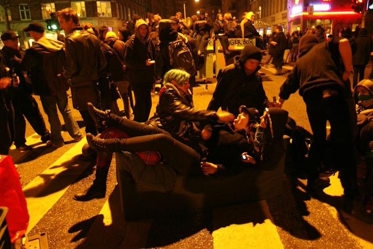 Trætte, men tilfredse, unge slapper af foran Nørrebrohallen, efter dagens ungdomshusdemonstration. Sofaer, vandpiber og øl satte stemningen. 