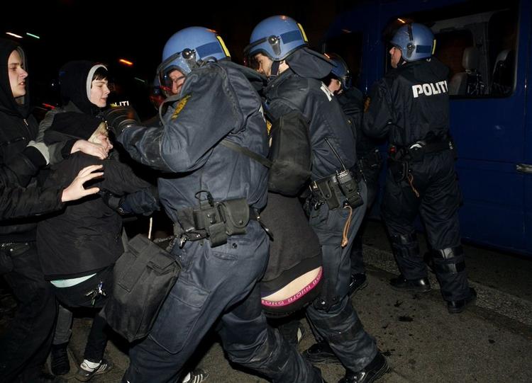Det meste af dagen var forløbet godt, men i nat endte det med bål, flaskekast mod politiet og seks anholdelser, da unge i København fejrede, at de er stillet et nyt ungdomshus i udsigt. 