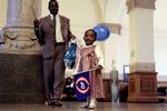 Statsborgerskabsdag på Christiansborg i 2006, hvor partierne bød velkommen med flag og balloner.  35-årige Bita Boniface kommer oprindeligt fra Elfenbenskysten. Han deltog sammen med sin datter Axelle Esperance. 