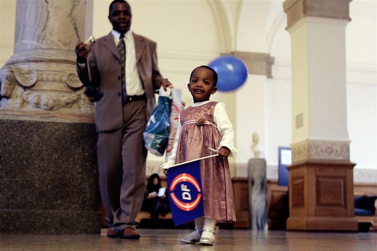 Statsborgerskabsdag på Christiansborg i 2006, hvor partierne bød velkommen med flag og balloner.  35-årige Bita Boniface kommer oprindeligt fra Elfenbenskysten. Han deltog sammen med sin datter Axelle Esperance. 