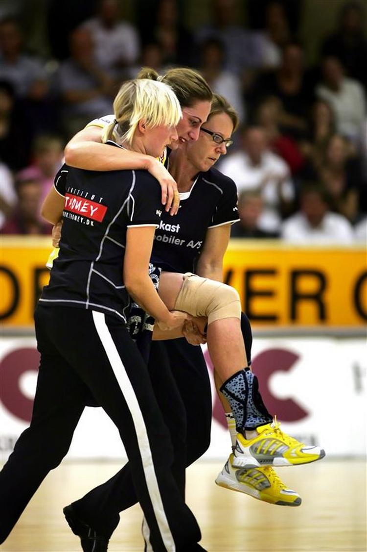 Tanja Milanovic har tidligere haft problemer med sit knæ. Her bliver båret fra banen i en kamp mod GOG i 2006. 