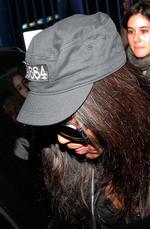 Model med hat. Naomi Campbell forlader politistationen fredag morgen. 
