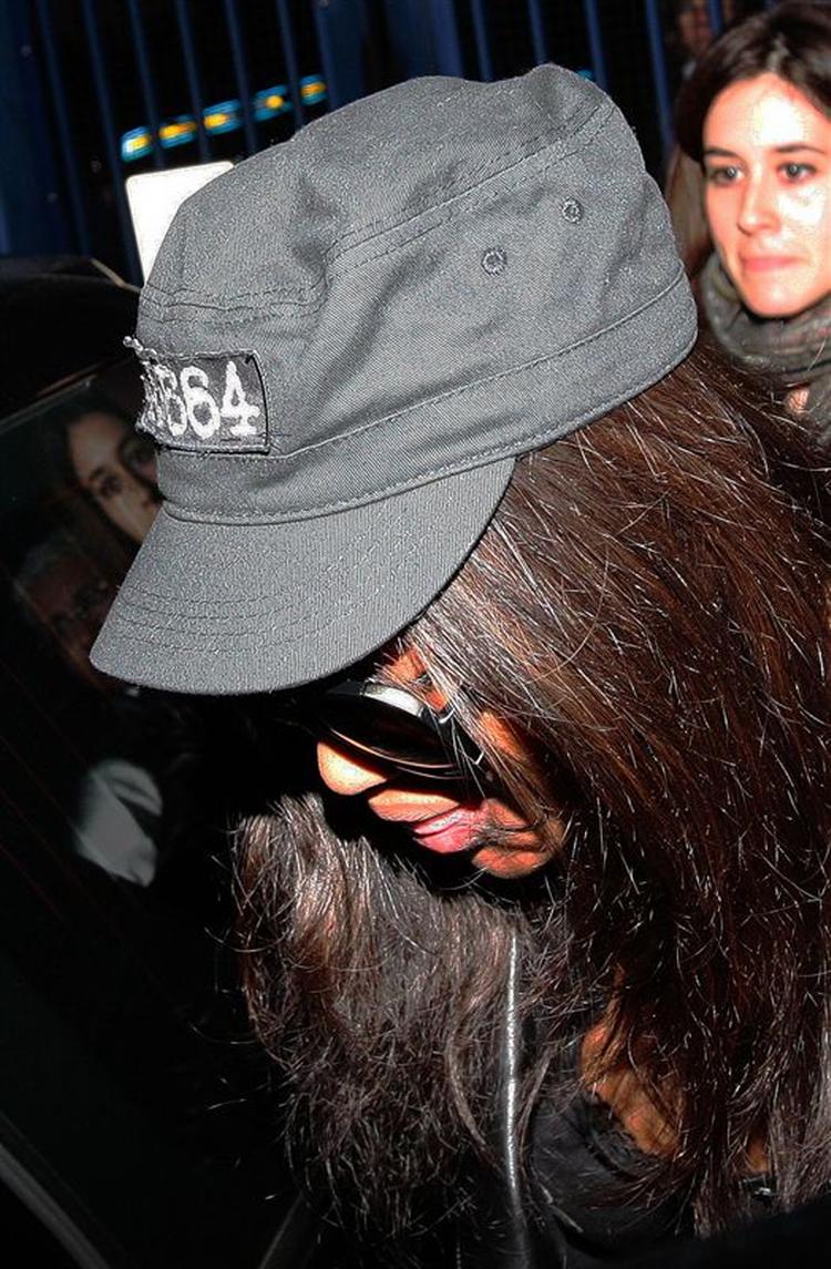 Model med hat. Naomi Campbell forlader politistationen fredag morgen. 
