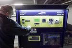 Næsten dagligt glemmer en bilist sit dankort i en parkeringsautomat. Man har kunnet betale med dankort i automaterne i Københavns Kommune i 1½ år. På billedet ses en automat i lufthavnen 