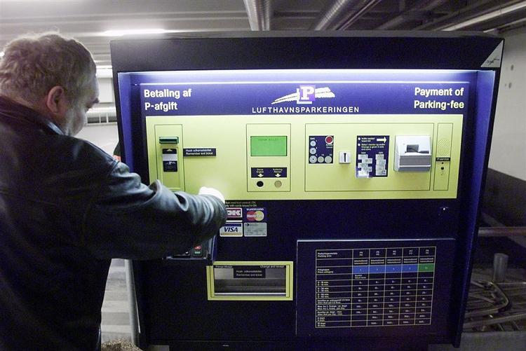 Næsten dagligt glemmer en bilist sit dankort i en parkeringsautomat. Man har kunnet betale med dankort i automaterne i Københavns Kommune i 1½ år. På billedet ses en automat i lufthavnen 
