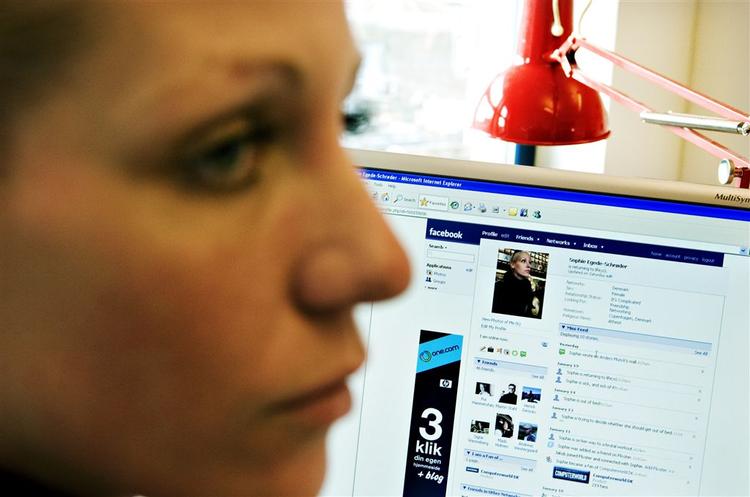 Man kan fortælle som sig selv på Facebook, men PET advarer nu mennesker i betroede stillinger mod at lægge alt på nettet. 