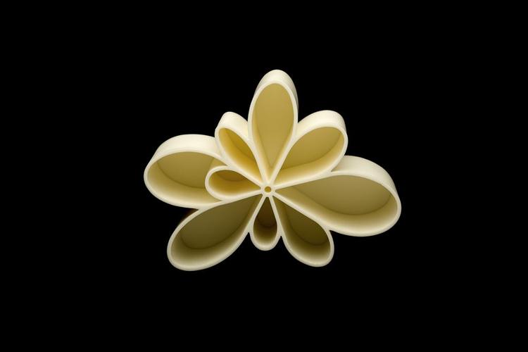 Silikonevase i blomsterfacon med navnet Kontur fra Normann. Vasen er designet af Mette Kargo 