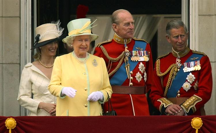 Den britiske kongefamilie på balkonen til Dronning Elisabeths fødselsdag. Prins Philip er nummer to fra højre. 