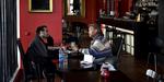 Løsthængende sorte tråde i de store vinduer på The Lounge forhindrer udsynet til metropolnerven Nørreport. Til gengæld er der fri udsigt til 25 procent rabat på al mad på hverdage. 
