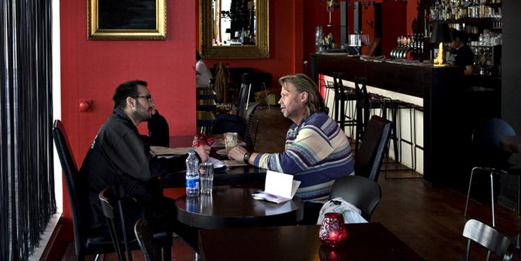 Løsthængende sorte tråde i de store vinduer på The Lounge forhindrer udsynet til metropolnerven Nørreport. Til gengæld er der fri udsigt til 25 procent rabat på al mad på hverdage. 