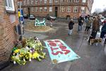 Blomster til minde om det dræbte avisbud
