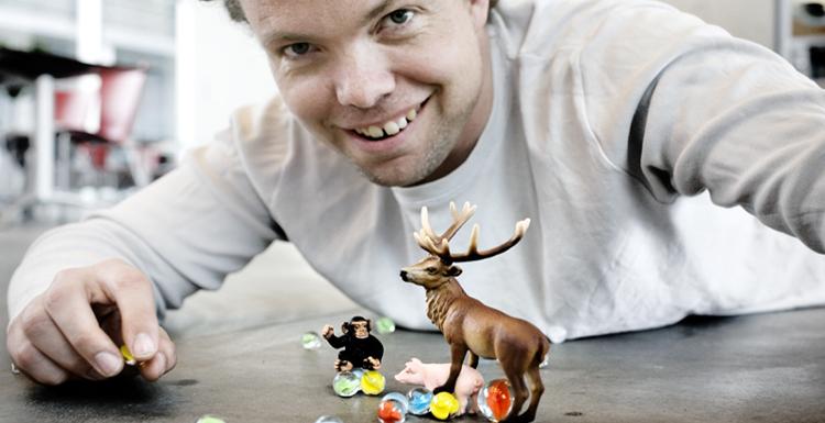 Rasmus Nøhr er lykkelig for sin naivitet, og lader sig ikke skræmme af journalister, der flytter til byen og beholder deres dialekt. 