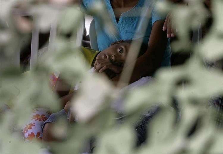 Et barn med symptomer på dengue-feber venter på lægebehandling på et hospital i Nova Iguaçu i staten Rio de Janeiro. 