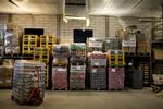 På Punktafgiftcenter Københavns lager står der tonsvis af ulovligt sodavand, øl, vin og andre varer. 