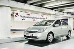Her holder en Toyota Prius gratis parkeret under Israels Plads i København. Hvis der kommer endnu en Prius-bil,vil der om muligt også blive fundet en gratis plads til den, lover Toyota, der finansierer projektet. Foto: Toyota 