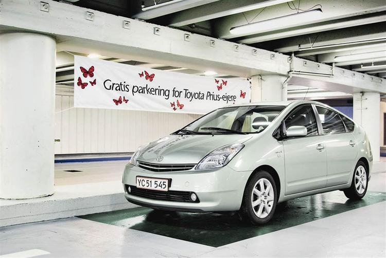Her holder en Toyota Prius gratis parkeret under Israels Plads i København. Hvis der kommer endnu en Prius-bil,vil der om muligt også blive fundet en gratis plads til den, lover Toyota, der finansierer projektet. Foto: Toyota 