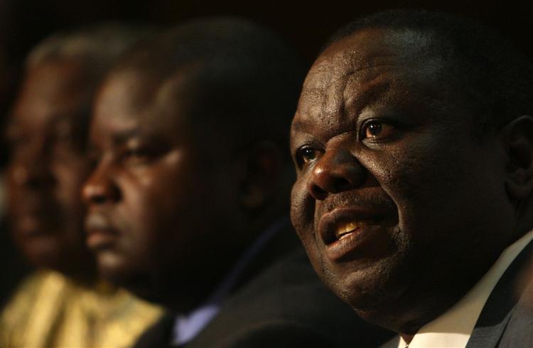 Oppositionsleder Morgan Tsvangirai (på billedet) frygter, at præsident Mugabe vil gribe til våben for at bevare magten i Zimbabwe. 