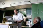 Overlæge Jens-Ulrik Rosholm på stuegang med sin computervogn hos 88-årige Ejvind Larsen på Odense Universitetshospital. 