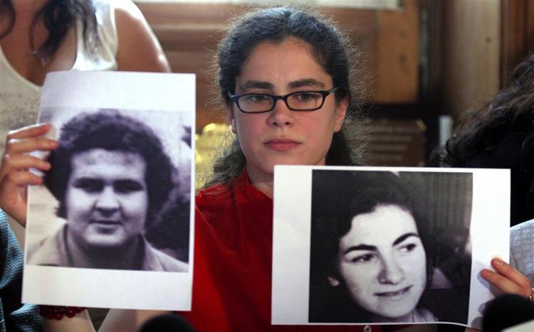 Maria Eugenia Sampallo Barragan viser billeder af sine biologiske forældre. 