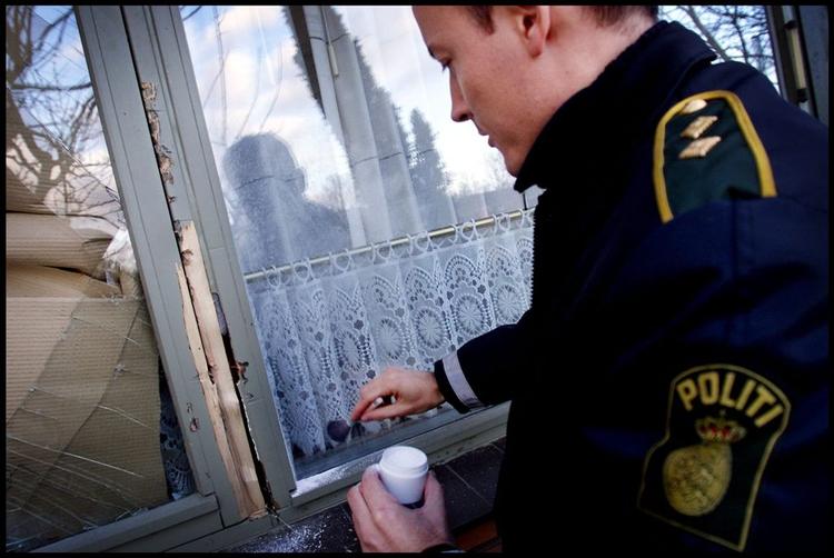 Efter indbruddet er tyvene væk med fladskærmen. Men kommer politiet? Her efterforsker betjente et indbrud i Hedehusene på Sjælland. 