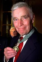 Charlton Heston viser hædersbevisningen 'The Arts and Letters Order, som han modtog af den franske kulturminister Philippe Douste-Blazy i Paris 17. marts 1997. 