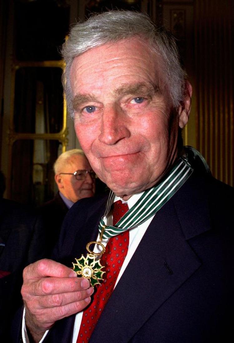 Charlton Heston viser hædersbevisningen 'The Arts and Letters Order, som han modtog af den franske kulturminister Philippe Douste-Blazy i Paris 17. marts 1997. 