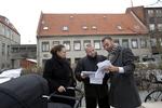 En lille familie får udleveret plakater og løbesedler mod et ungdomshus på Dotheavej. Dem vil de fordele i kvarteret. Fra venstre er det Ida Svane-Rasmussen, Thomas Dollas og den konservative ungdomspolitikerMorten Kornbech Larsen. Bag dem ses det måske kommende ungdomshus på Dortheavej 61. 