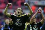 Cardiffs Roger Johnson jubler efter sejren over Barnsley. FA Cup-finalen bliver noget overraskende et anliggende mellem Cardiff og Portsmouth. 