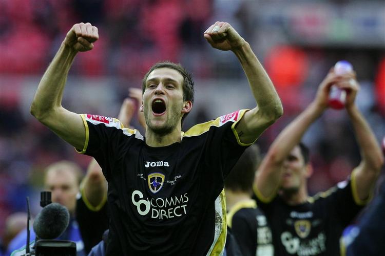 Cardiffs Roger Johnson jubler efter sejren over Barnsley. FA Cup-finalen bliver noget overraskende et anliggende mellem Cardiff og Portsmouth. 