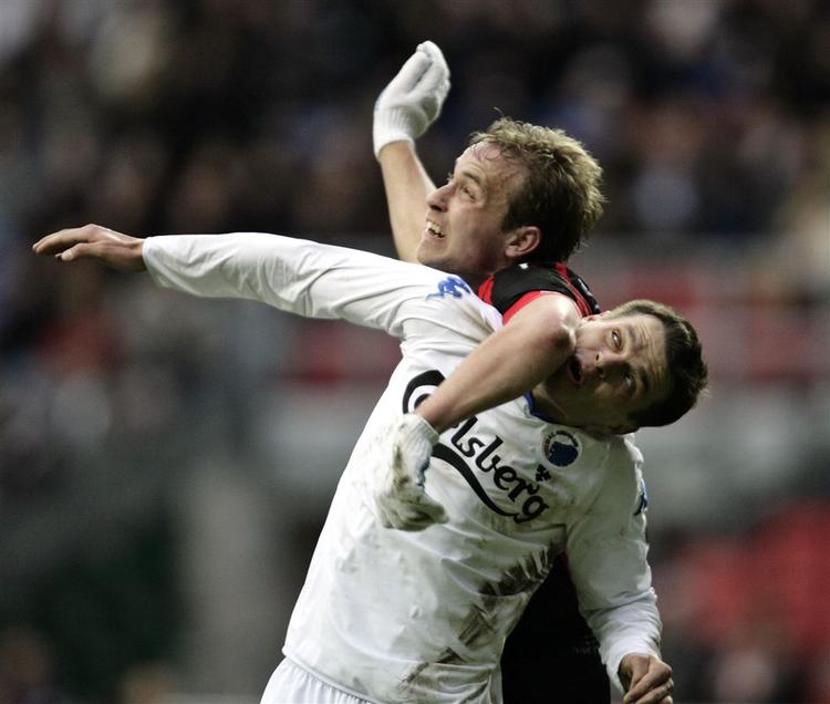 Frank Kristensen og Libor Sionko i luftduel i Parken, hvor FC København tabte for anden gang i denne Superligasæson. 