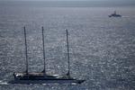 Det tremastede cruiseskib 'Le Ponant' er fortsat kontrolleret af somaliske pirater. I baggrunden holder et fransk flådeskib øje. 