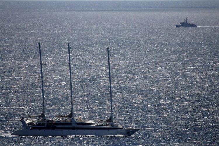 Det tremastede cruiseskib 'Le Ponant' er fortsat kontrolleret af somaliske pirater. I baggrunden holder et fransk flådeskib øje. 
