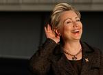 Senator Hillary Clinton holder hånden til øret, da journalister spørger hende om chefstrategen Mark Penns afgang. 
