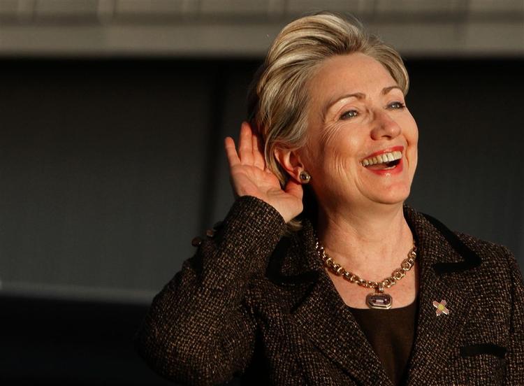 Senator Hillary Clinton holder hånden til øret, da journalister spørger hende om chefstrategen Mark Penns afgang. 