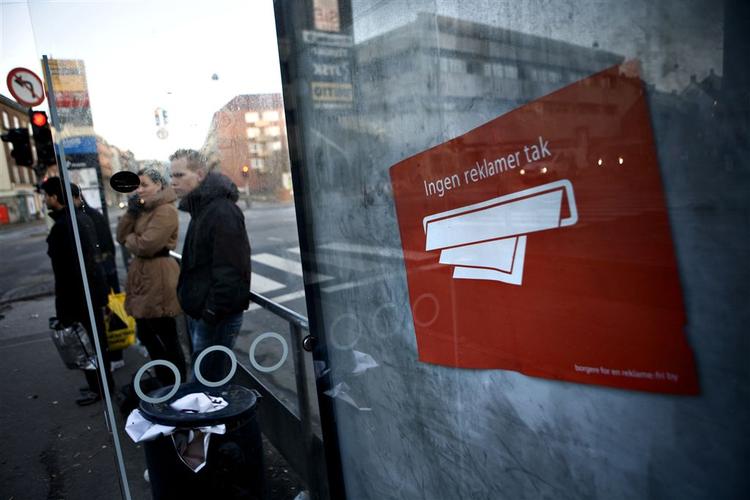 gruppen 'Borgere for en reklamefri by' har sat anti-reklamer op på busstandere i København og på Frederiksberg. 