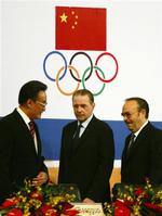 Formanden for IOC, Jacques Rogge (i midten), opfordrer til en »fredelig og hurtig løsning« på konflikten i Tibet. 