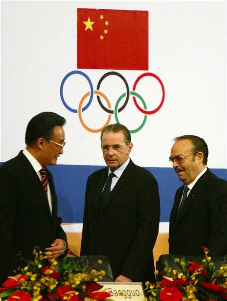 Formanden for IOC, Jacques Rogge (i midten), opfordrer til en »fredelig og hurtig løsning« på konflikten i Tibet. 