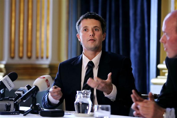 Kronprins Frederik vil gerne tage plads i Den Internationale Olympiske Komité, IOC, men han kan blive tvunget til at blive hjemme fra OL. Til højre DIFs kommunikationschef Morten Mølholm. Arkivfoto. 