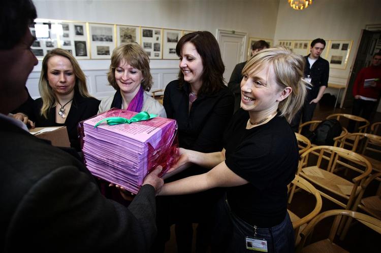 Helle Sjelle (K), Line Barfod (Enh), Pia Olsen Dyhr (SF) Julie Skovsby (S) modtager en del af de 40.438 underskrifter fra mennesker, der kræver en folkeafstemning om EU-traktaten. 