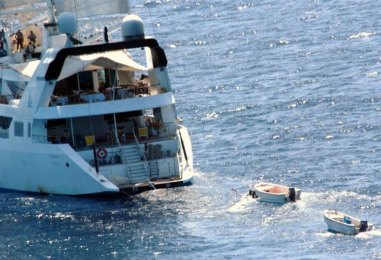 Luftfoto fra det franske udenrigsministerium taget af krydstogtskibet 'Le Ponant'  fredag 4. april. Øverst i venstre hjørne ses kaprerne med våben. 