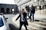 Jeppe Kofod (S) på vej væk fra Christiansborg i sidste uge. Nu er han på vej tilbage. 