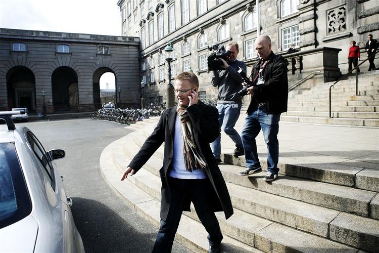 Jeppe Kofod (S) på vej væk fra Christiansborg i sidste uge. Nu er han på vej tilbage. 