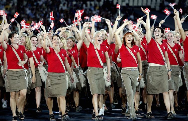 Det danske hold under indmarchen ved det seneste OL i 2004 i Athen. 