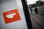 30 aktivister fjernede 250 udendørsreklamer i København og på Frederiksberg natten til mandag og erstattede dem med disse 'reklamer nej tak'-klistermærker. 