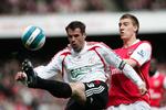 Arsenals Nicklas Bendtner i kamp med Liverpools Jamie Carragher under de to holds kamp i lørdags. 