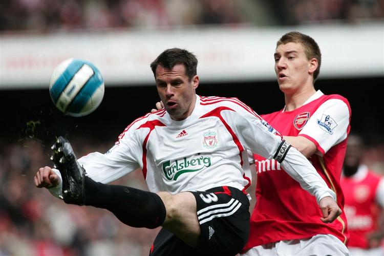 Arsenals Nicklas Bendtner i kamp med Liverpools Jamie Carragher under de to holds kamp i lørdags. 