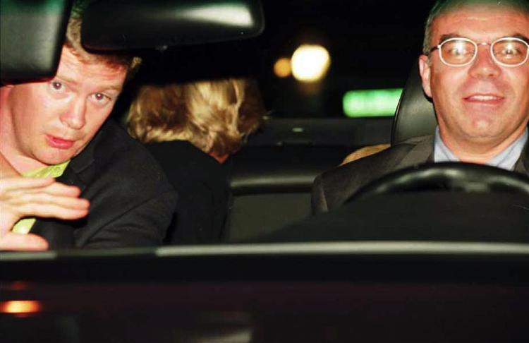 Diana på bagsædet hendes bodyguard Trevor Rees (tv.) og chaufføren Henri Paul ses kort før bilen kører galt og hun og chaufføren dør. Billedet var en del af bevismaterialet i den retssag, der i dag placerede skylden for Dianas død. 