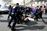 En demonstrant på jorden i Paris efter et angreb på OL-fakkeltoget i Frankrig i går. 